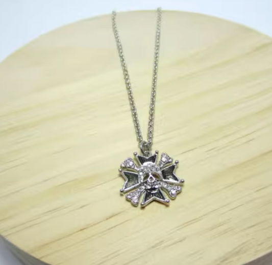 Collar Elegante con Dije de Calavera y Brillos