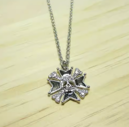 Collar Elegante con Dije de Calavera y Brillos